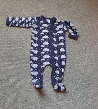 Baby grow/Onesie long sleeved – Navy with grey cloud pattern – like new